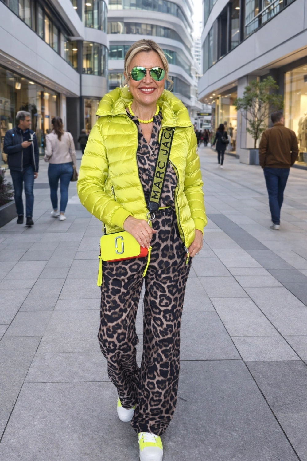 Royals of Sylt UG - Mode - Frauen in einem trendigen Kleid mit einer Tasche