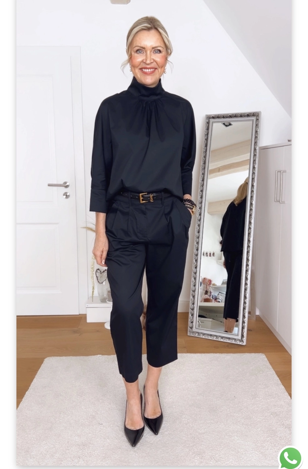 Royals of Sylt UG - Mode - Frauen in einem trendigen Kleid mit einer Tasche