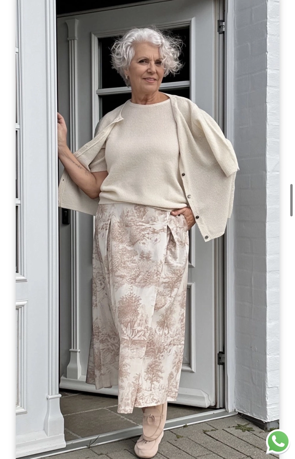 Royals of Sylt UG - Mode - Frauen in einem trendigen Kleid mit einer Tasche