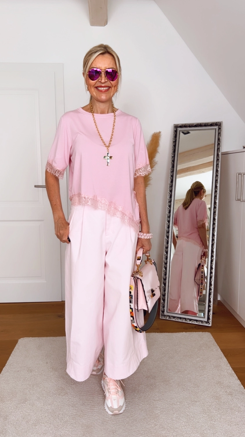 Royals of Sylt UG - Mode - Frauen in einem trendigen Kleid mit einer Tasche