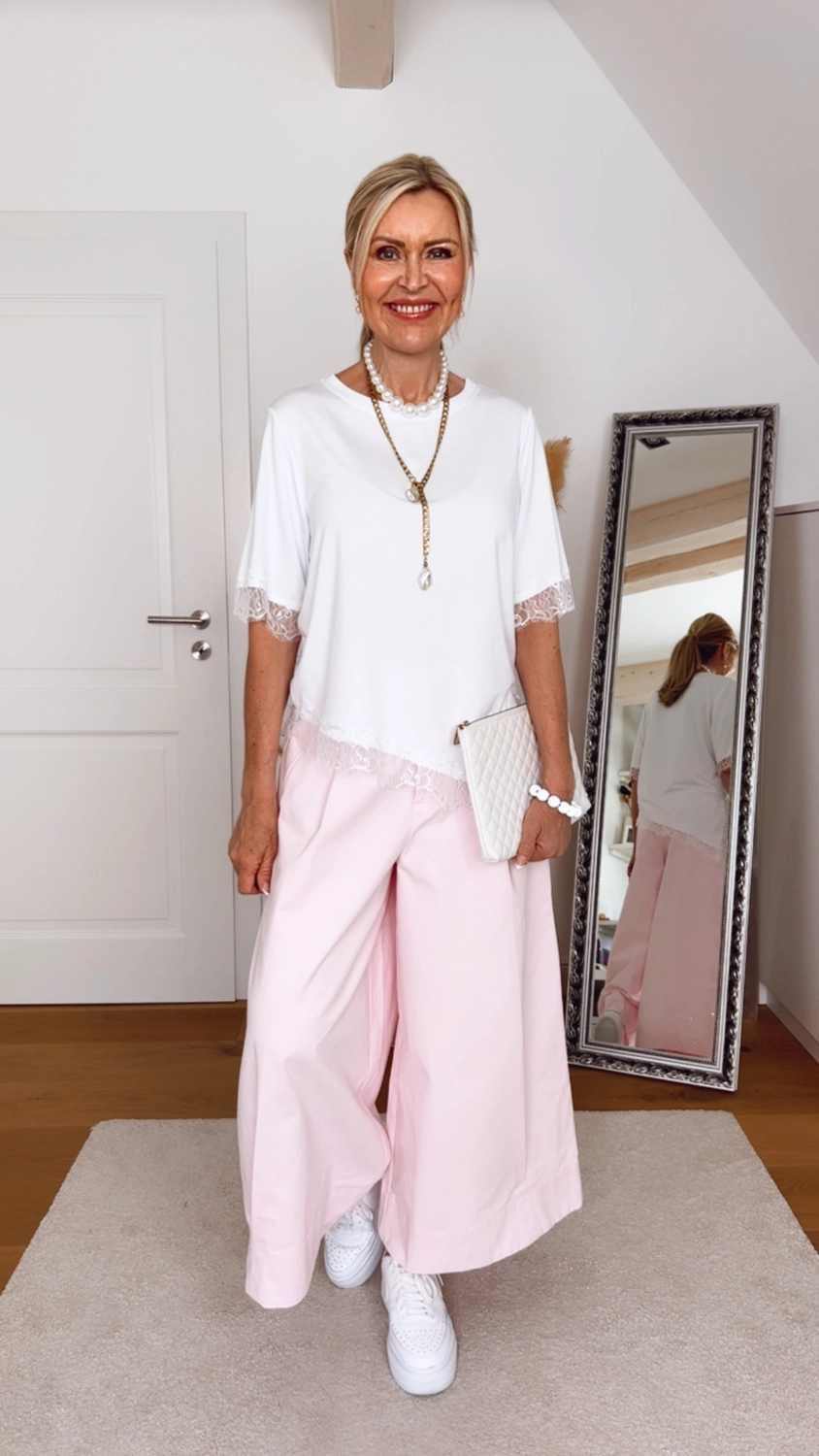Royals of Sylt UG - Mode - Frauen in einem trendigen Kleid mit einer Tasche