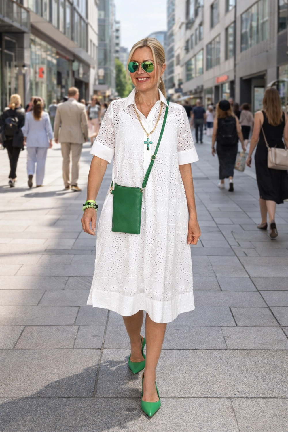 Royals of Sylt UG - Mode - Frauen in einem trendigen Kleid mit einer Tasche