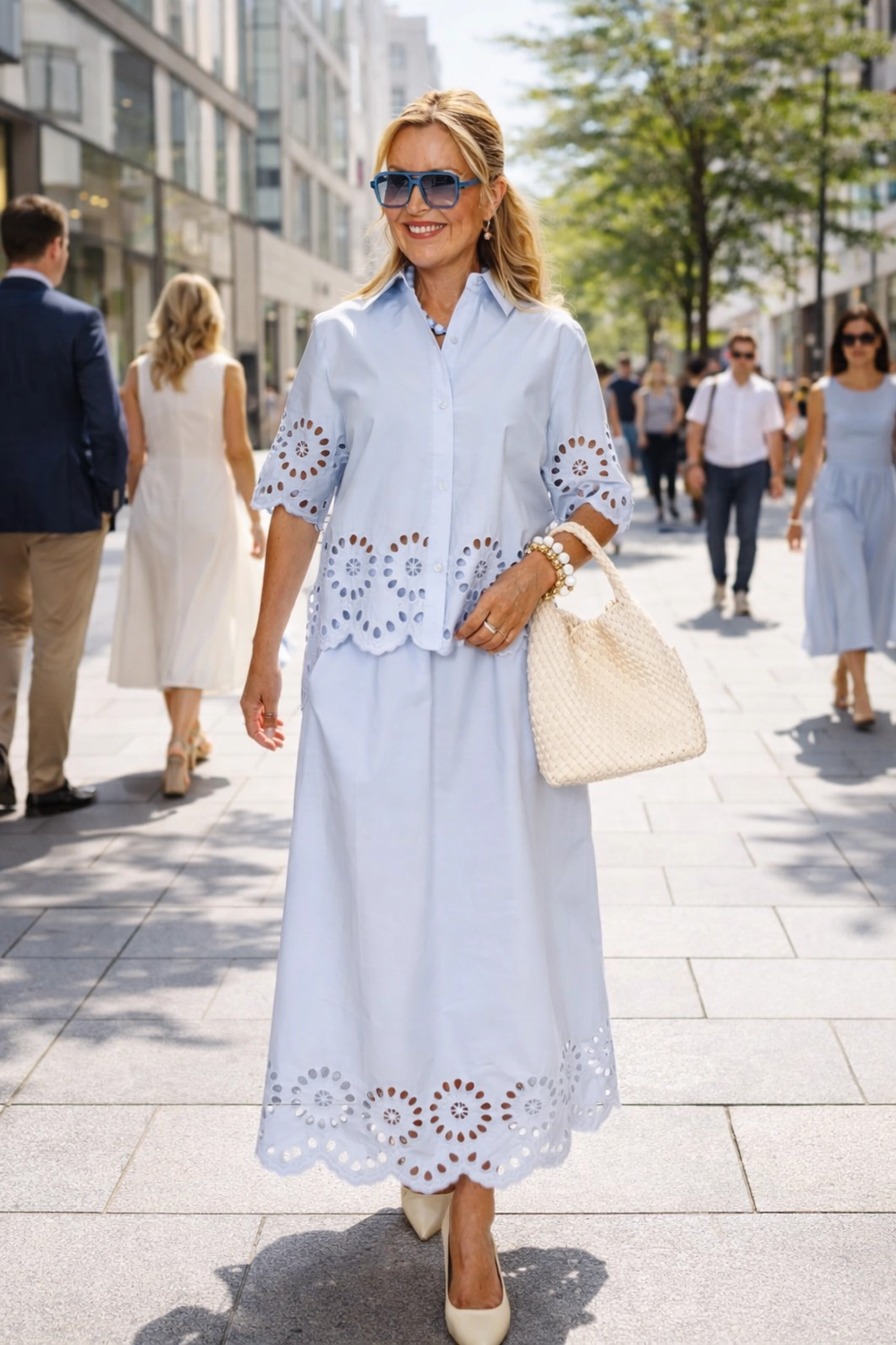 Royals of Sylt UG - Mode - Frauen in einem trendigen Kleid mit einer Tasche