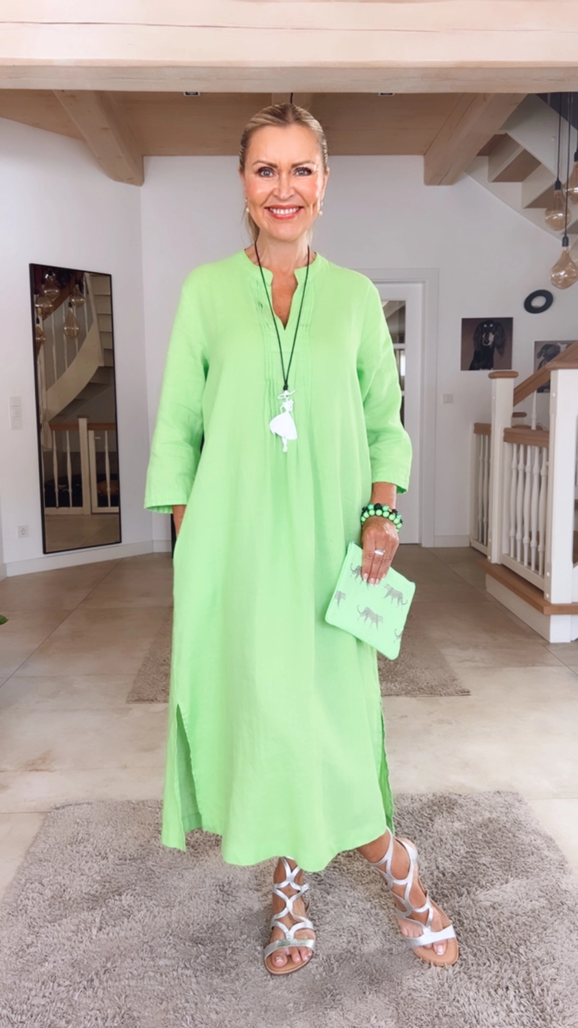 Royals of Sylt UG - Mode - Frauen in einem trendigen Kleid mit einer Tasche