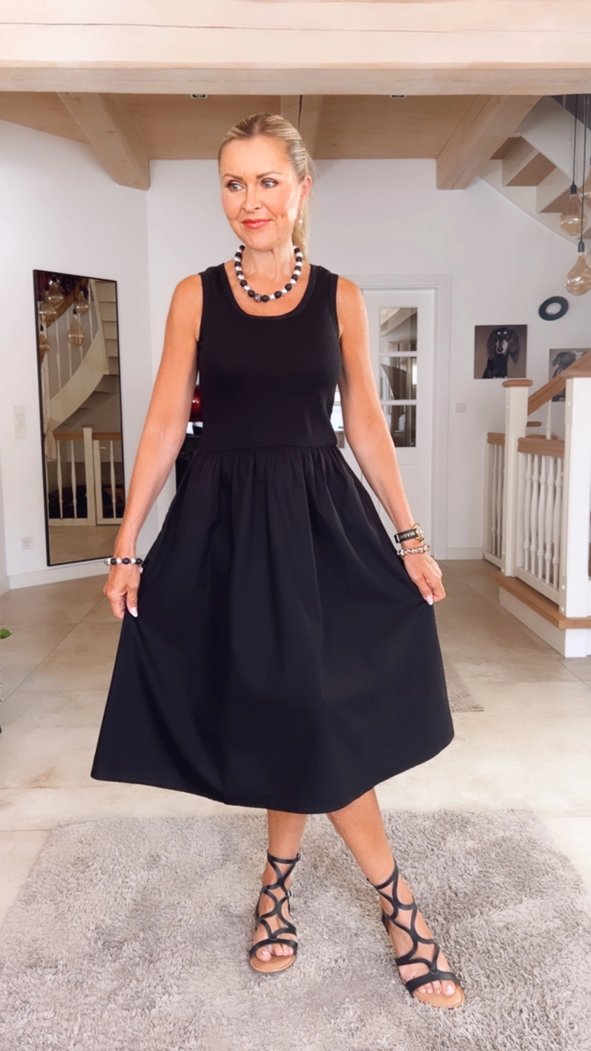 Royals of Sylt UG - Mode - Frauen in einem trendigen Kleid mit einer Tasche
