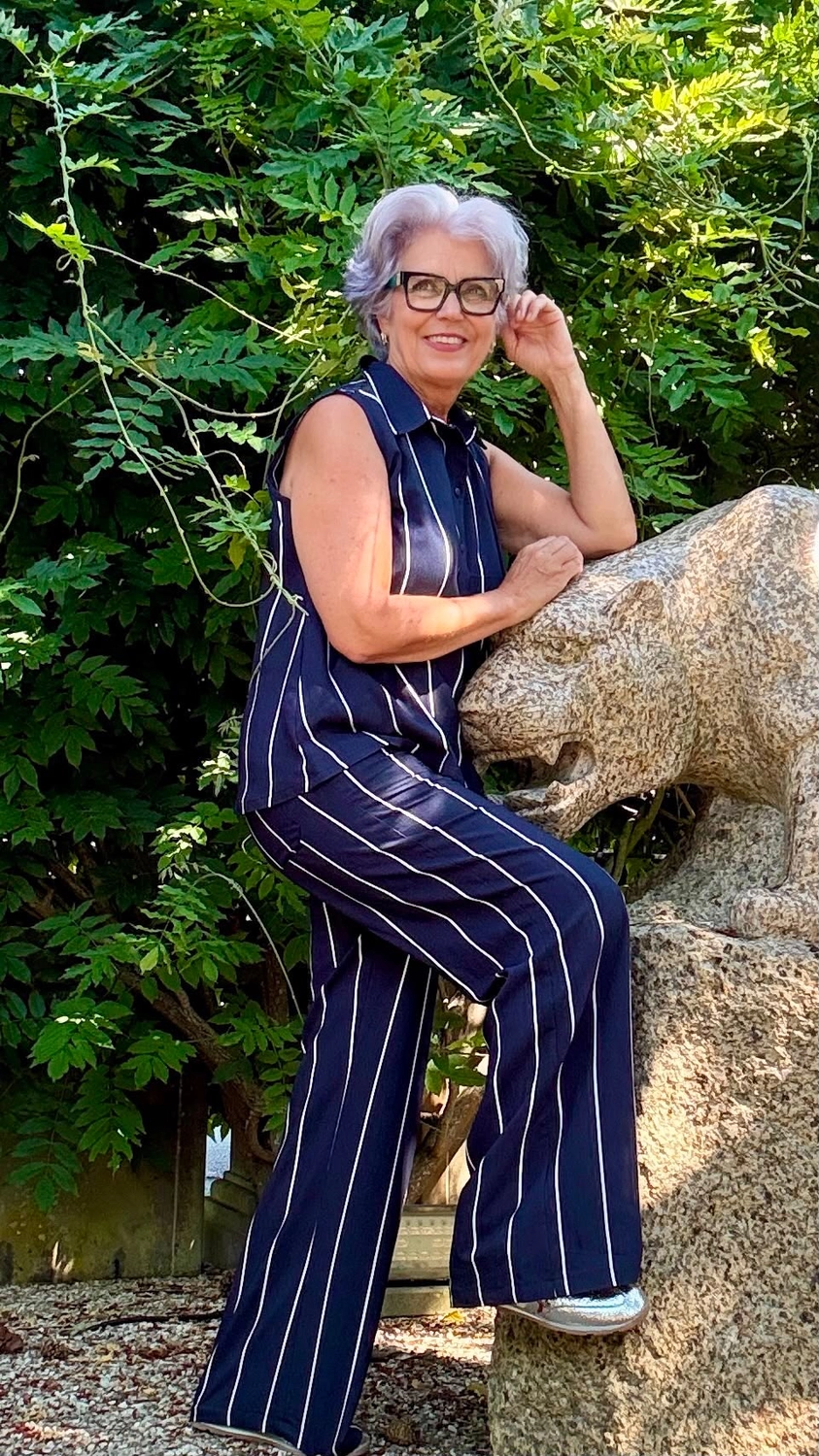 Royals of Sylt UG - Mode - Frauen in einem trendigen Kleid mit einer Tasche