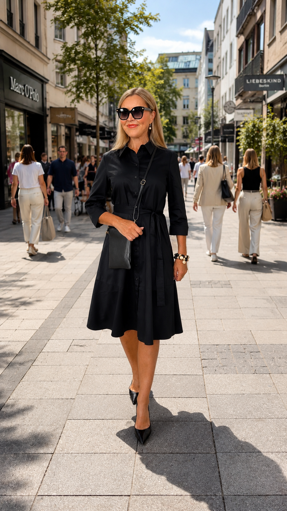 Royals of Sylt UG - Mode - Frauen in einem trendigen Kleid mit einer Tasche