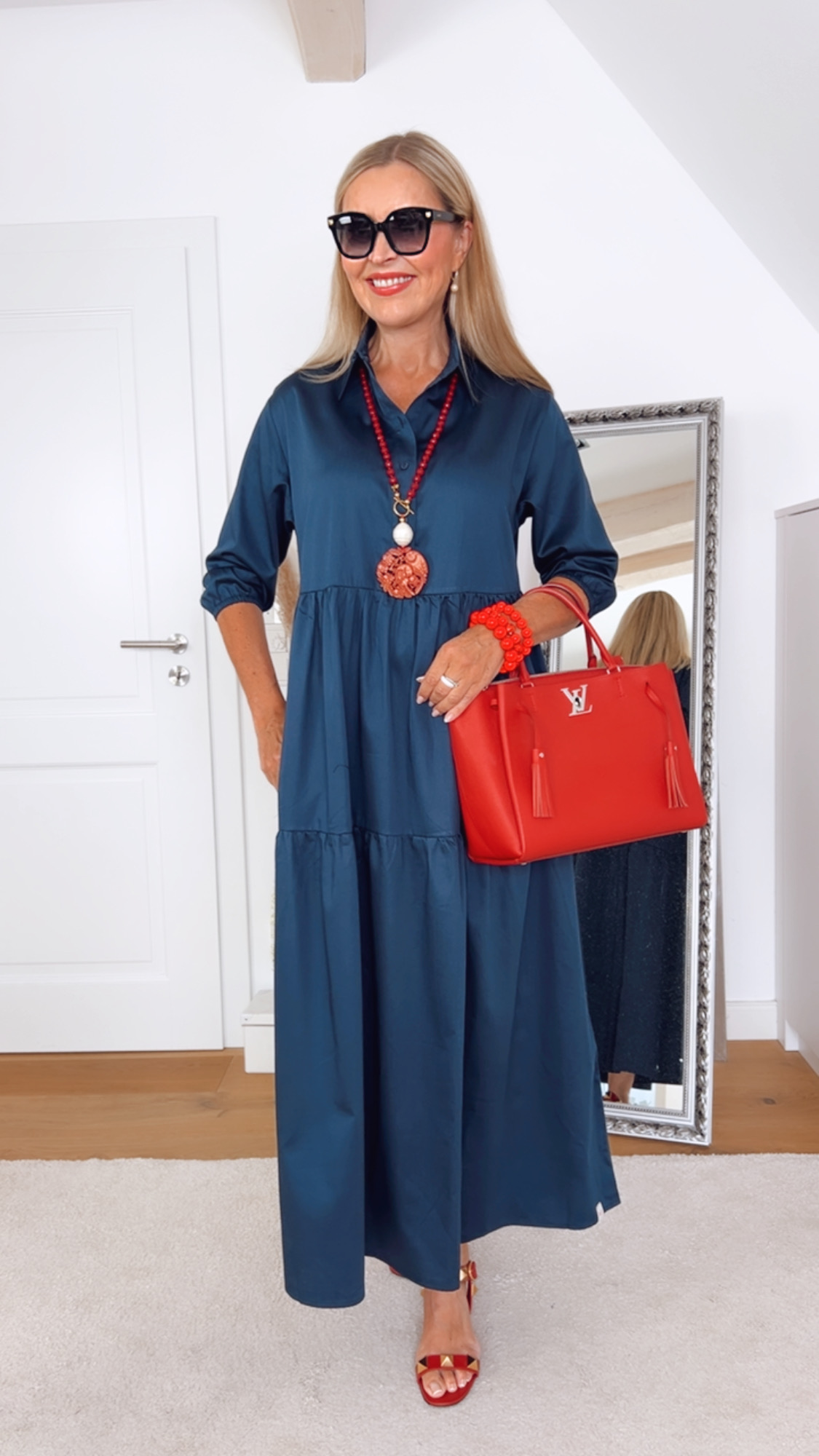 Royals of Sylt UG - Mode - Frauen in einem trendigen Kleid mit einer Tasche