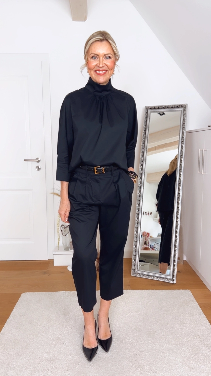 Royals of Sylt UG - Mode - Frauen in einem trendigen Kleid mit einer Tasche
