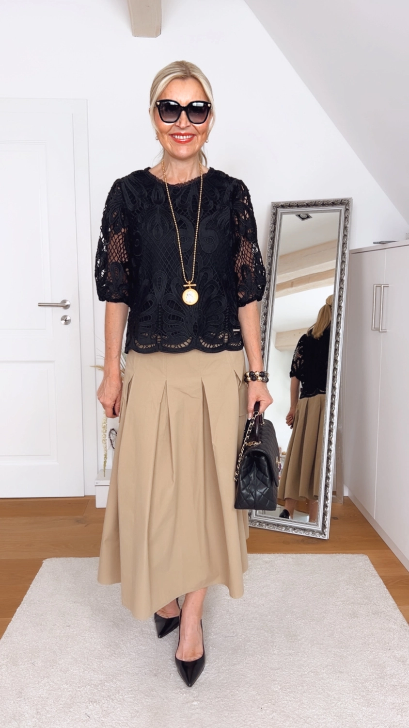 Royals of Sylt UG - Mode - Frauen in einem trendigen Kleid mit einer Tasche