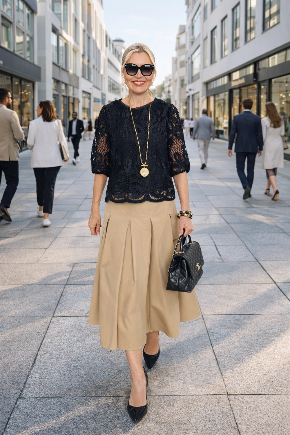 Royals of Sylt UG - Mode - Frauen in einem trendigen Kleid mit einer Tasche