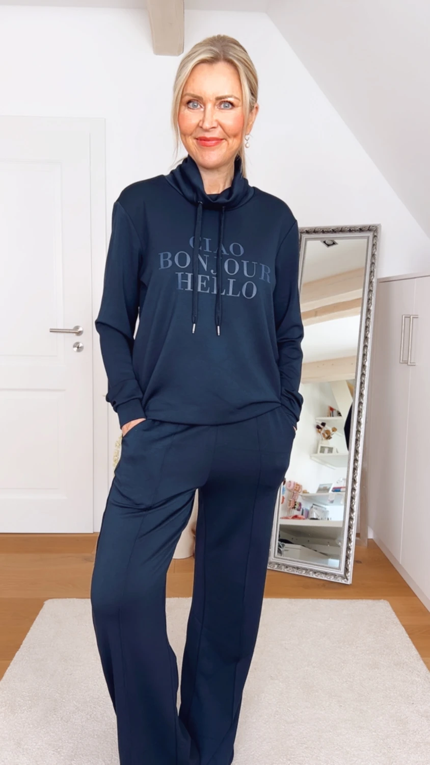 Royals of Sylt UG - Mode - Frauen in einem trendigen Kleid mit einer Tasche