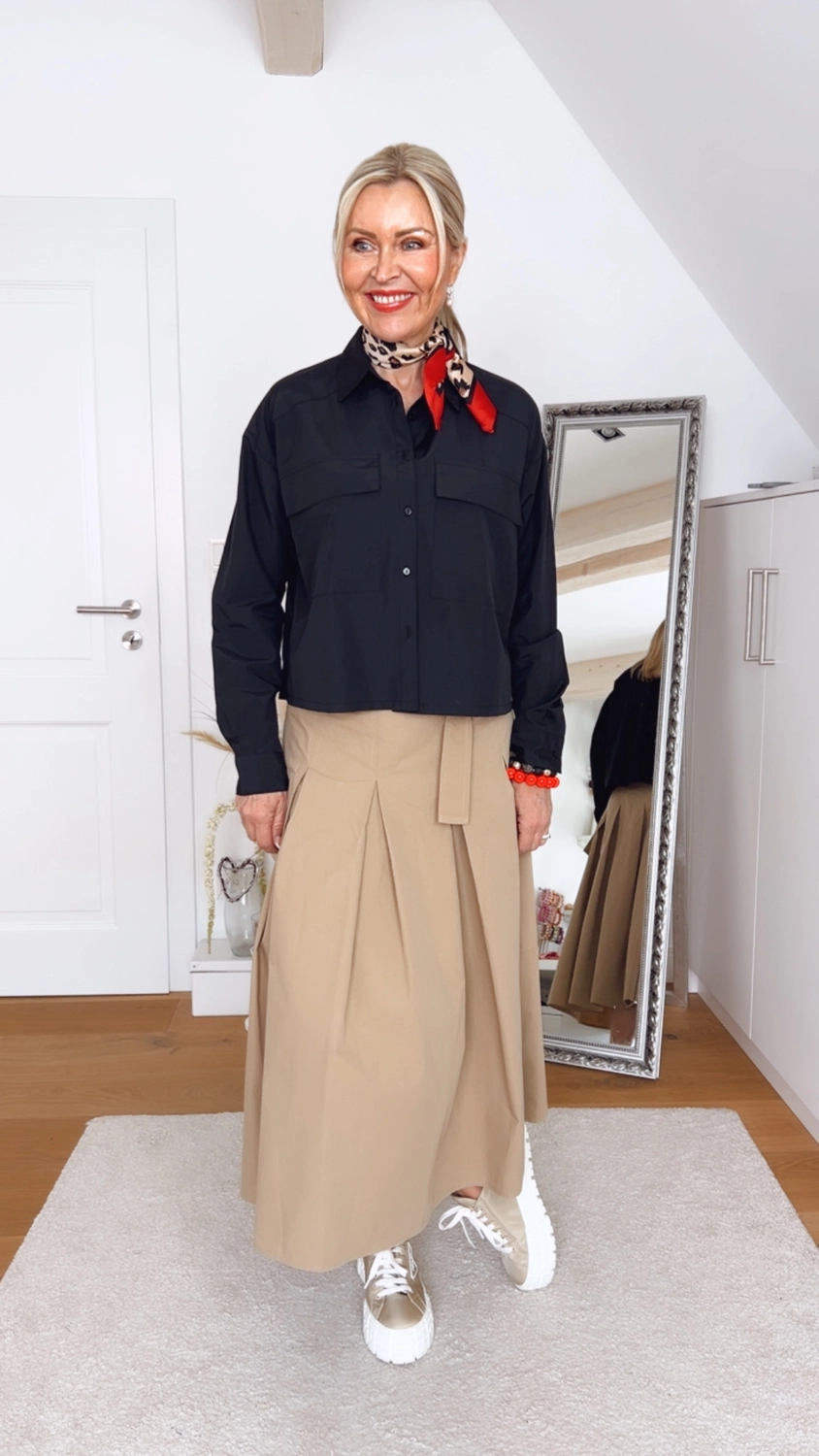 Royals of Sylt UG - Mode - Frauen in einem trendigen Kleid mit einer Tasche