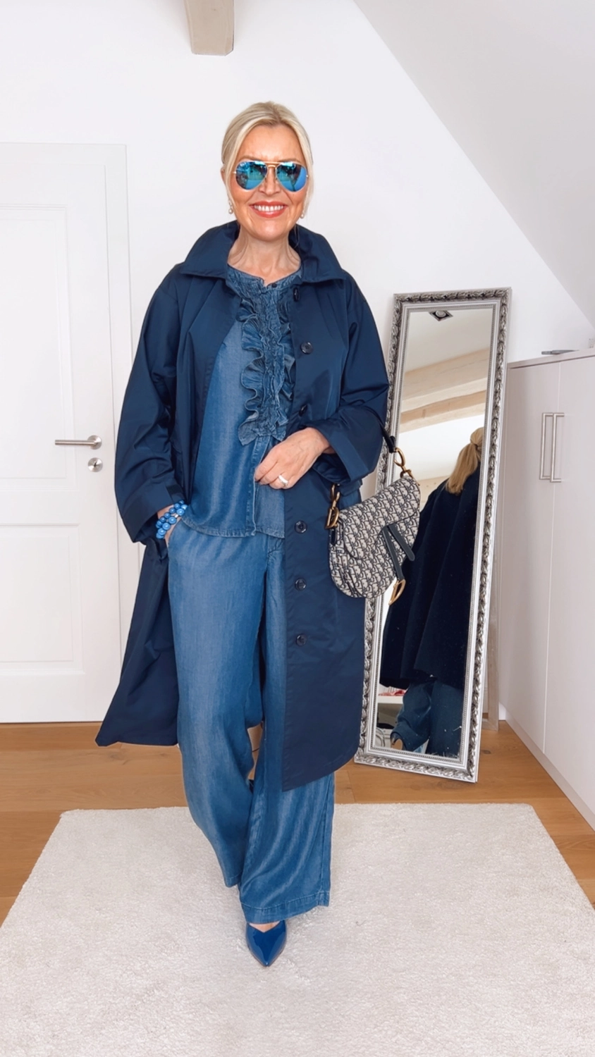 Royals of Sylt UG - Mode - Frauen in einem trendigen Kleid mit einer Tasche