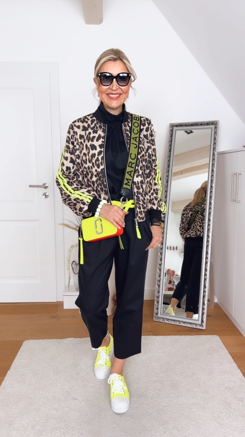 Royals of Sylt UG - Mode - Frauen in einem trendigen Kleid mit einer Tasche