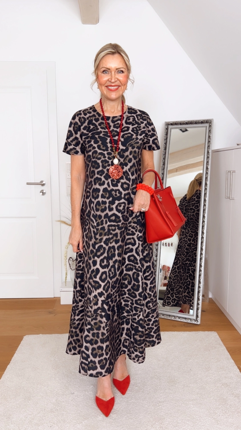 Royals of Sylt UG - Mode - Frauen in einem trendigen Kleid mit einer Tasche